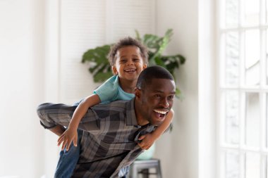 Küçük oğluyla baba sevgi dolu eğlenceli bir evde var