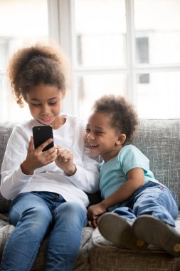 Cep telefonu kapalı iki komik siyah çocukla