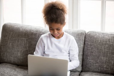 Dizüstü bilgisayar vasıl ev ile küçük siyah kız