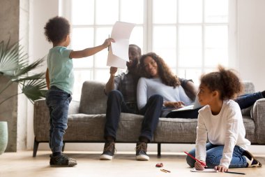 Hafta sonu evde mutlu Afrika aile