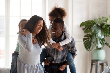 Komik Afrika veliler evde duran küçük çocuklu