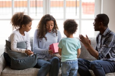 Siyah aile evde kanepede oturan sevgi dolu