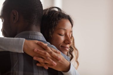 Siyah Afrika karı kucaklayan koca kadar kapatın