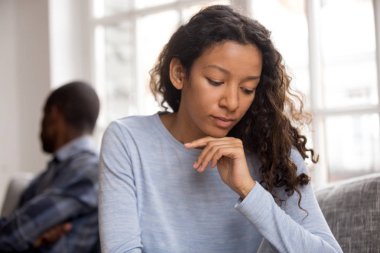 Siyah kadın ve adam evde kavga sonra