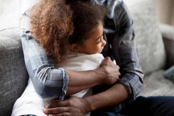 Afrika baba ve küçük kızı evde kucaklayan — Stok fotoğraf