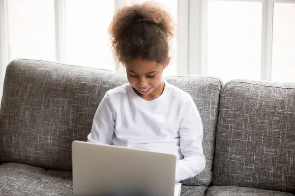 Dizüstü bilgisayar vasıl ev ile küçük siyah kız