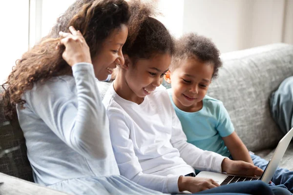 Mère et deux enfants avec ordinateur portable — Photo