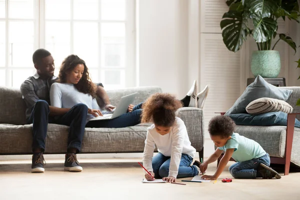 Hela svart familj spendera tid tillsammans — Stockfoto