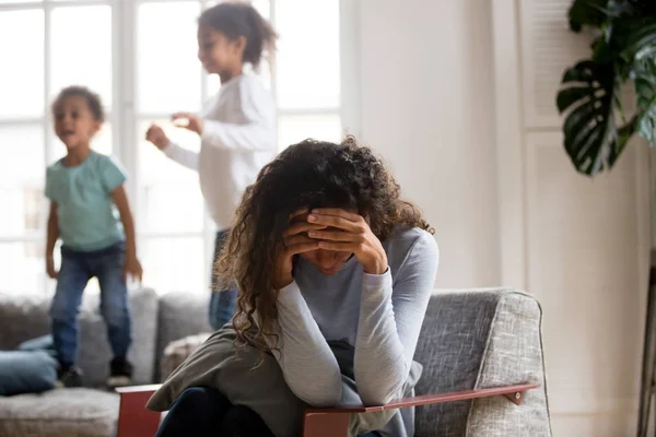 Madre triste e bambini giocosi a casa — Foto Stock