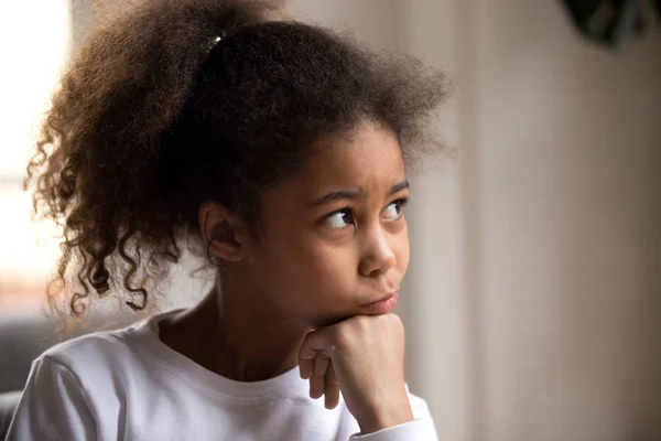 黒の小さな幼児の女の子は自宅の肖像画 — ストック写真
