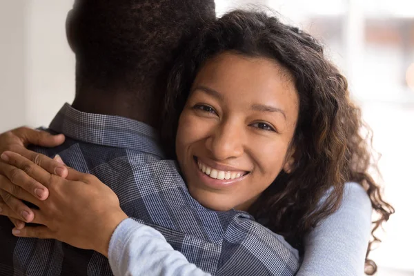 Portret van de jonge zwarte lachende vrouw omhelst echtgenoot — Stockfoto