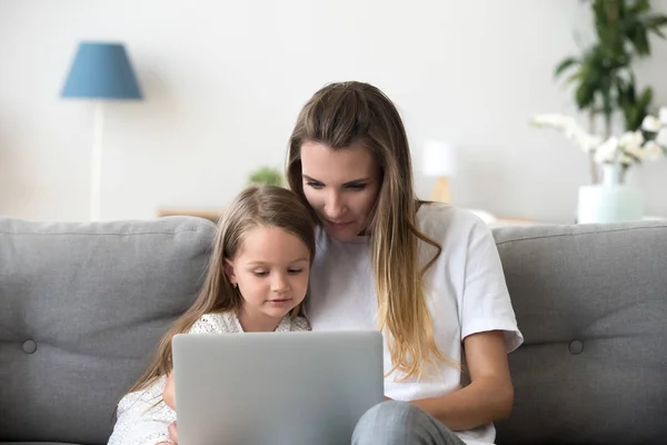 Mutter und Tochter entspannen auf Couch mit Laptop — Stockfoto