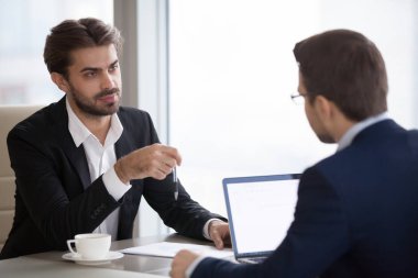 Takım elbiseli iki adam ofiste konuşuyorsun