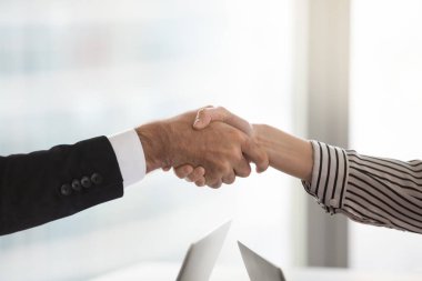 İki başarılı iş ortağı karşılıklı kadar kapatın