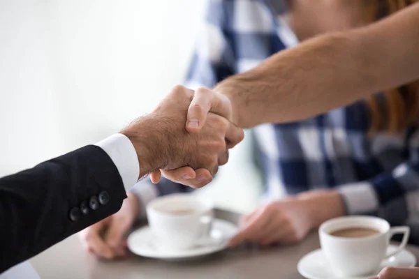 Homem handshaking homem de negócios, vendedor, corretor, agente imobiliário — Fotografia de Stock