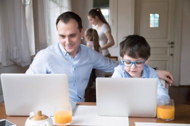 Küçük çocuklu aile birlikte vakit geçirmek evde