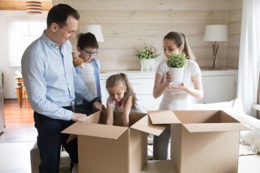 Aile ve küçük çocuklar onların eşyalarını açmak 
