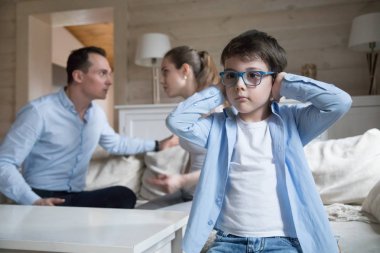 Oğlum onun ears anne kavga ederken elleriyle kapak