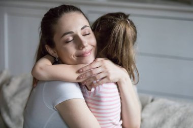 Küçük okul öncesi kızı anne güçlü kucaklama sevgi dolu