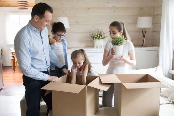 Famille et petits enfants déballer leurs affaires — Photo