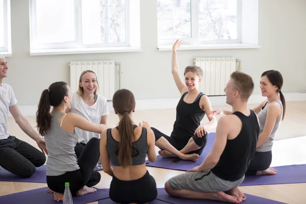 Счастливые позитивные любители йоги коллеги по семинарии — стоковое фото