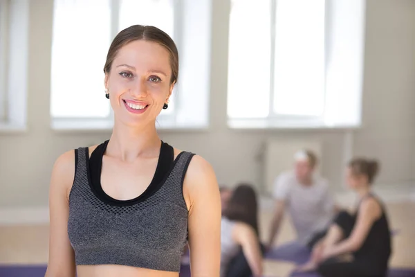Mooie yoga-instructeur glimlachend camera kijken — Stockfoto