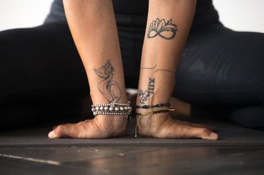 Pratik yoga, bilek egzersizleri yapıyor sportif yogi kadın