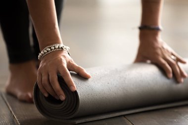 El egzersiz haddeleme uygun kız fitness stüdyosu mat