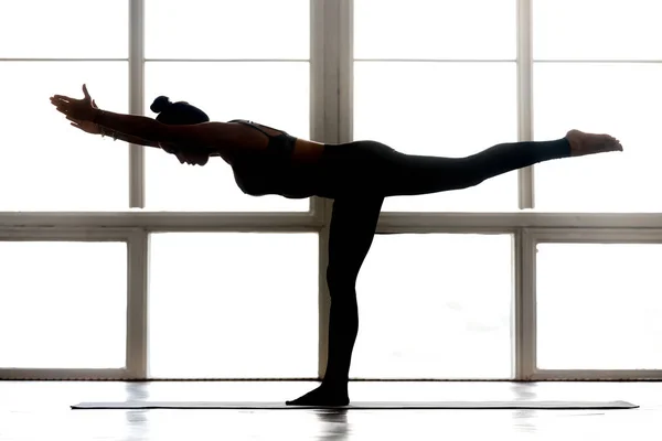 年轻的运动迷人的女人练习瑜伽, 做战士 thr — 图库照片