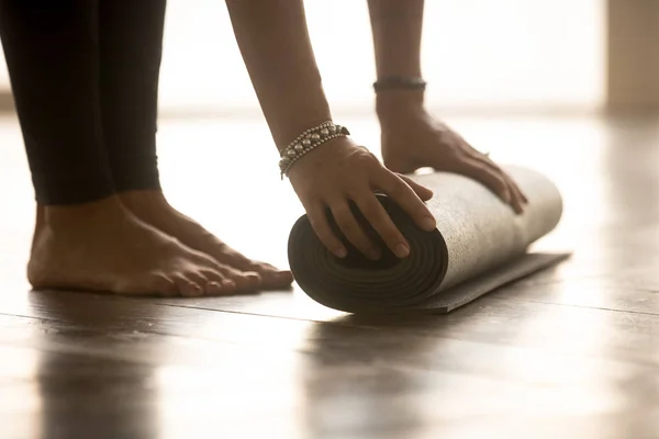 Tappetino fitness nero, attrezzi per l'esercizio e meditatio — Foto Stock