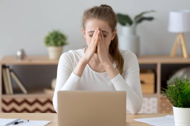 Sinir bozucu kadın ofis büro çalışmalarında, oturmak