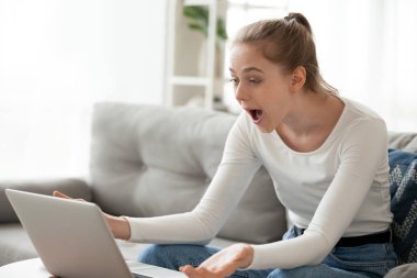 Mutlu sürpriz kadın laptop haber okuma