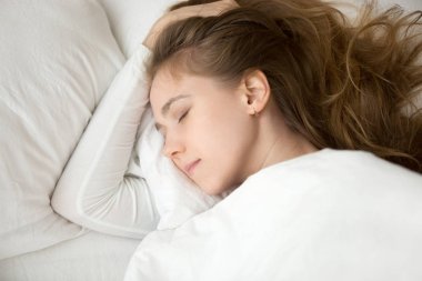 Yatakta yatan ve evde uyuyan kadın