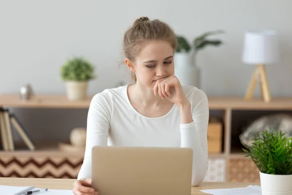 Young thoughtful woman sitting at the desk — Stock Photo, Image