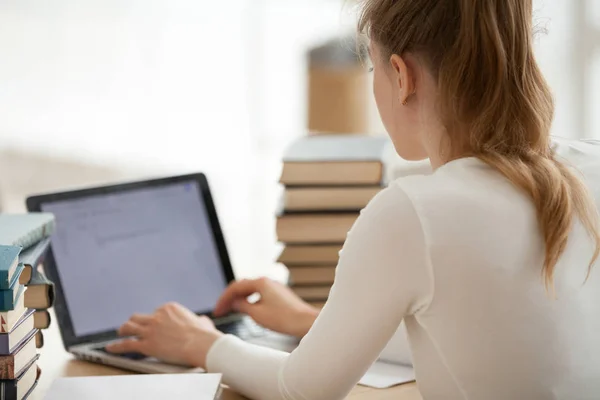 Studente ragazza studiare utilizzando il computer portatile seduto alla scrivania — Foto Stock