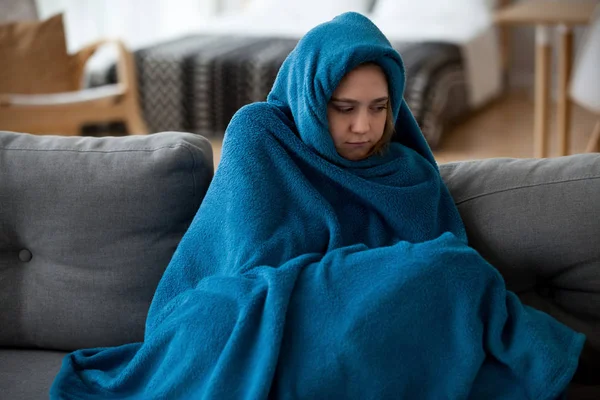 Mulher sentindo frio coberto com cobertor quente em casa — Fotografia de Stock