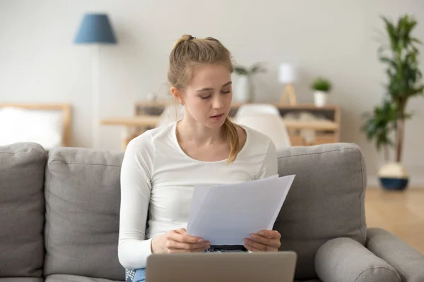 Jonge vrouw die werkt alleen thuis studeren — Stockfoto