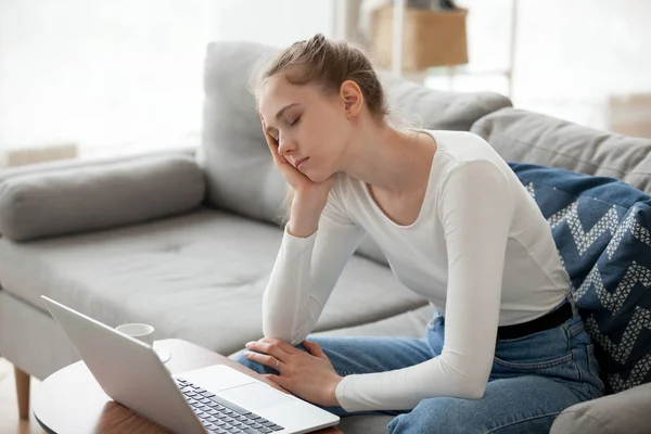 Trött sömnig ung kvinna som studerar arbetar hemma — Stockfoto
