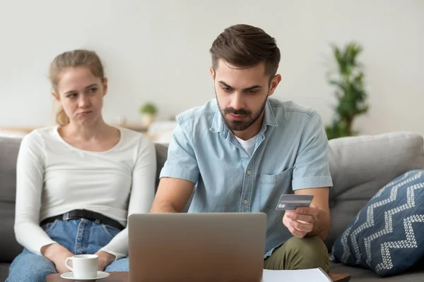 Casal casal fazendo pagamentos on-line com cartão de crédito usando colo — Fotografia de Stock