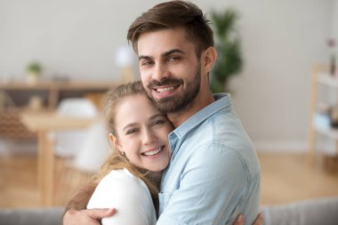 Oldukça bin yıllık kapalı kucaklayan bir evli çift