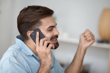 Kafa kapalı telefonla konuşurken erkek vurdu
