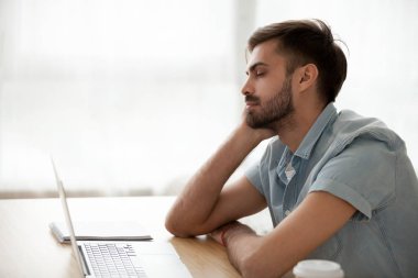 Office uyku, masada oturan yan görünümü adam