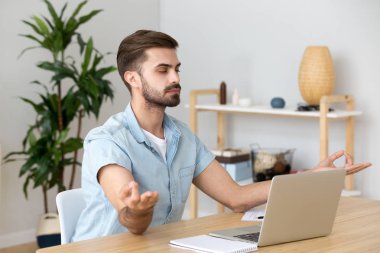 Meditasyon adam işyerinde oturan yoga yaparken