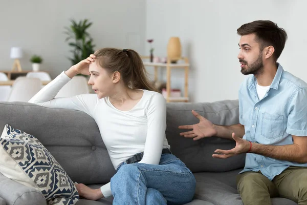 Pareja peleando sentada en el sofá en casa — Foto de Stock