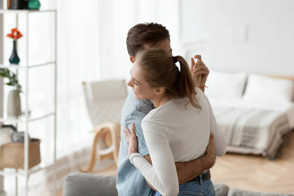 Pareja joven enamorada bailando abrazándose juntos en casa —  Fotos de Stock