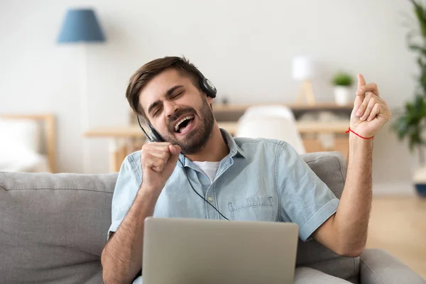 Man sing a song using laptop and headset — Stock Photo, Image