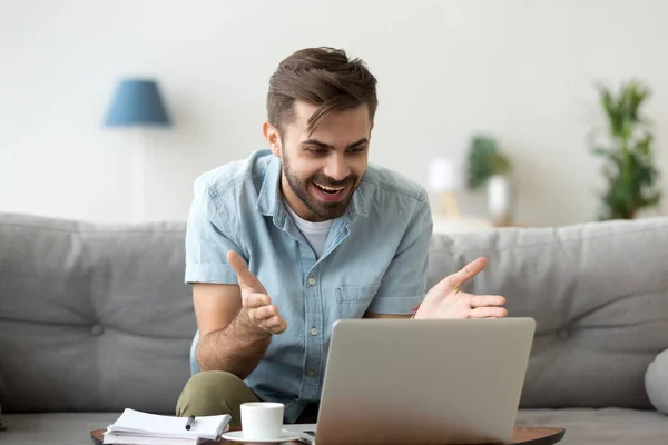 Surprised young man read news on laptop — Stock Photo, Image