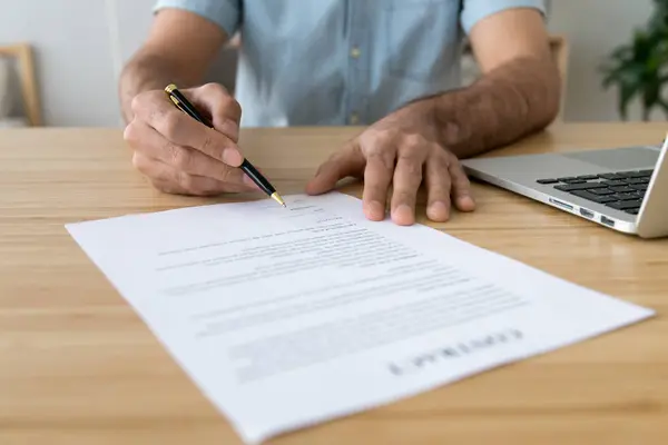 De cerca mano del hombre firma del contrato — Foto de Stock