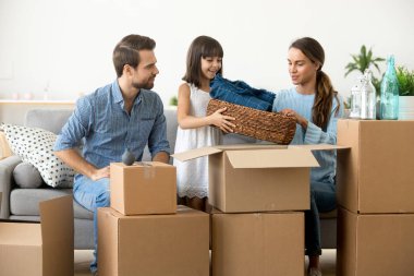 Çok etnik gruptan oluşan aile açmak da yeni hom odada oturan eşyalar