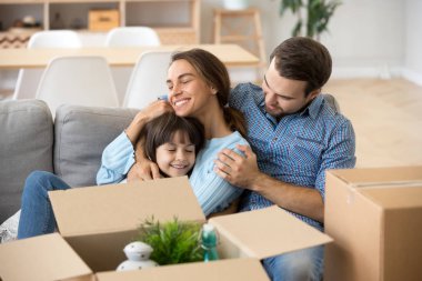 Mutlu aile yeni zengin modern evde vakit